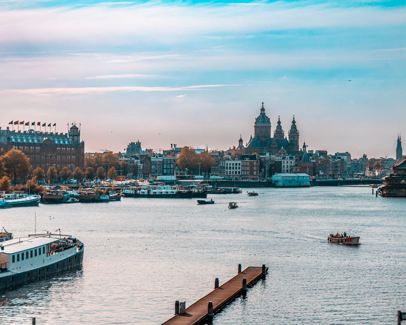Amsterdam's Retail Sector Shrinks to 5,200 Stores Amid Recovery