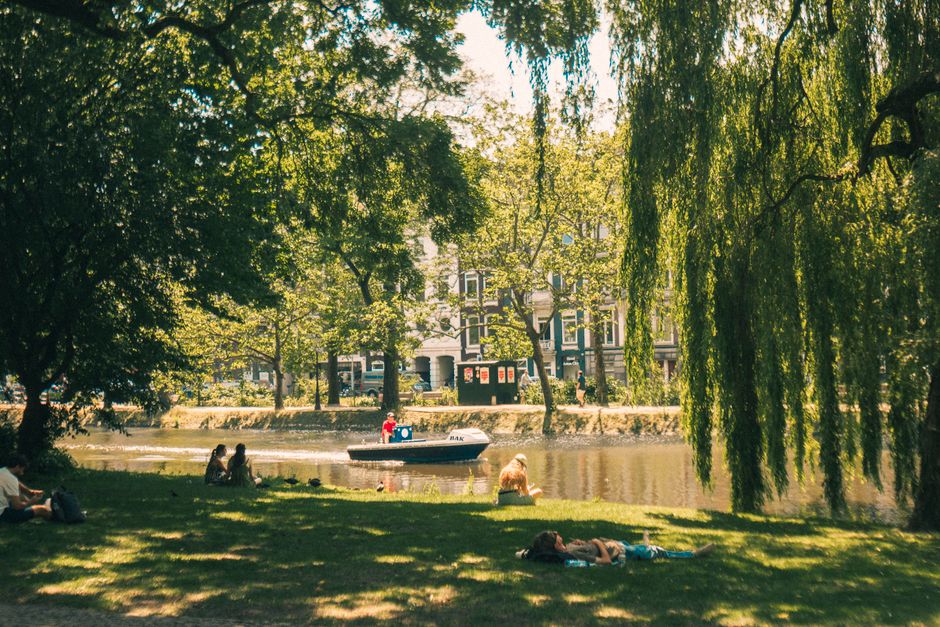 Amsterdam Officials Tighten Rental Rules and Advance Canal Emission Cuts